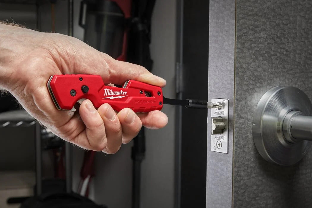 Milwaukee® Fastback 5-in-1 Klappmesser mit Edelstahlklinge, integriertem 1/4" Hex-Bithalter und Flaschenöffner