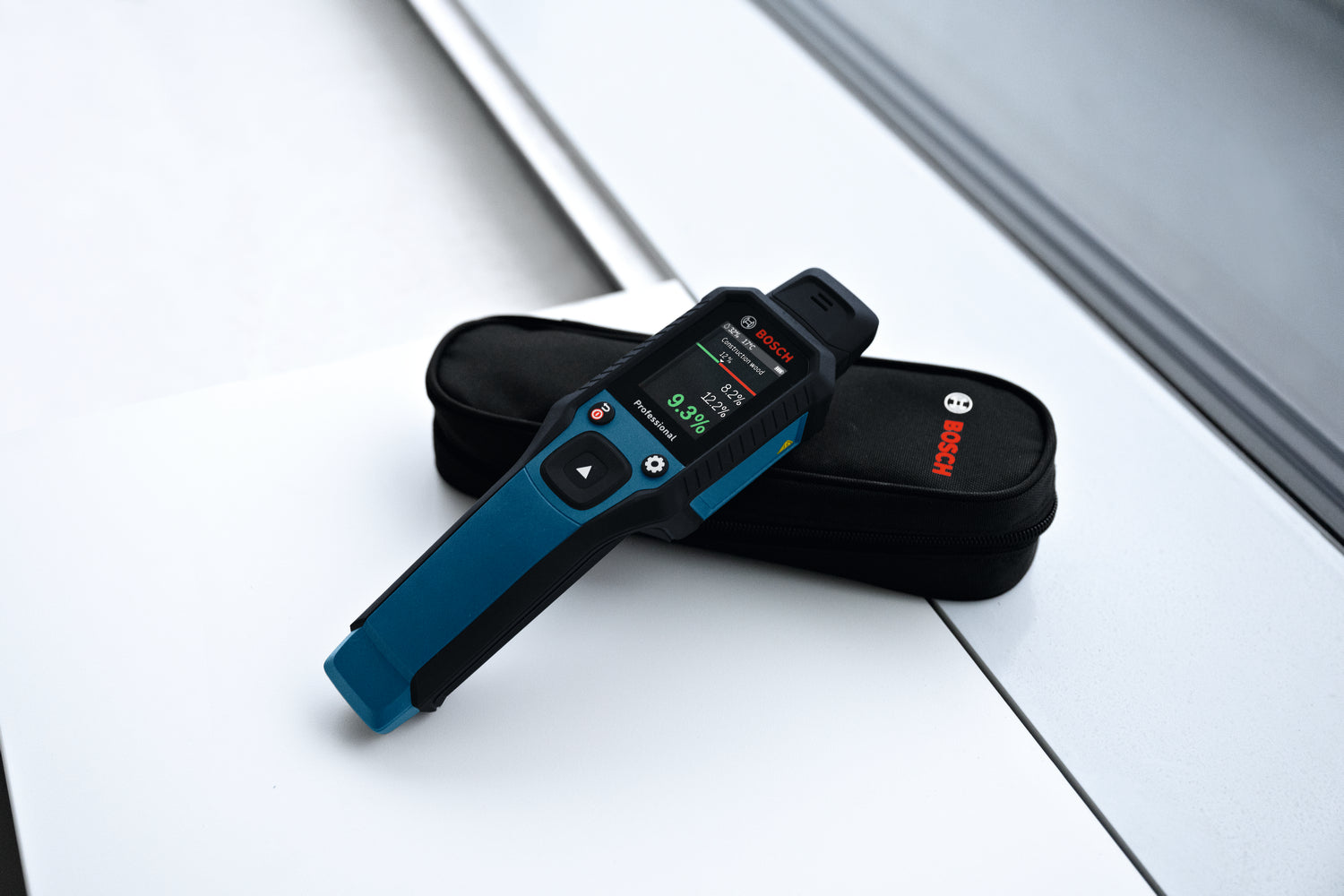 Bosch Feuchtemessgerät GMP 2-15 (misst in 37 Holzarten & 10 Baustoffarten, inkl. Batterien, Tasche)