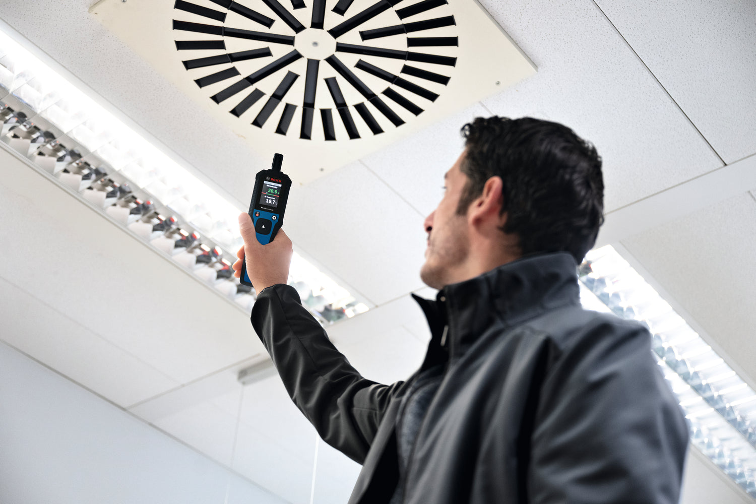 Bosch Thermo Hygrometer GDH 1-17 (misst Temperatur, Luftfeuchtigkeit, Taupunkt, inkl. Batterien, Tasche)