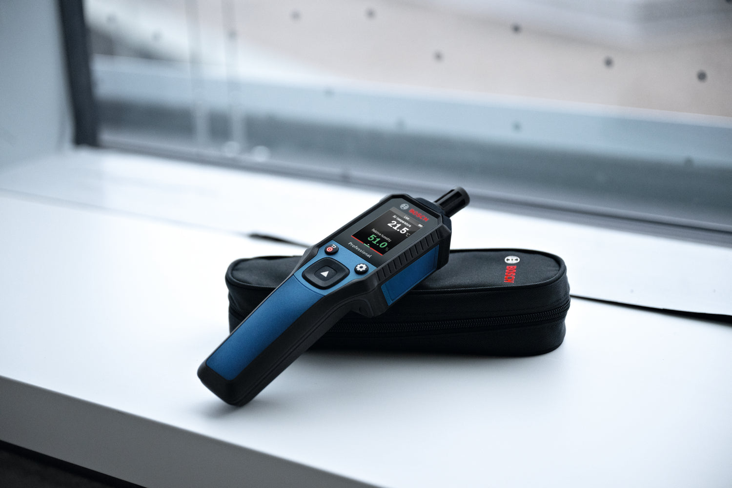 Bosch Thermo Hygrometer GDH 1-17 (misst Temperatur, Luftfeuchtigkeit, Taupunkt, inkl. Batterien, Tasche)