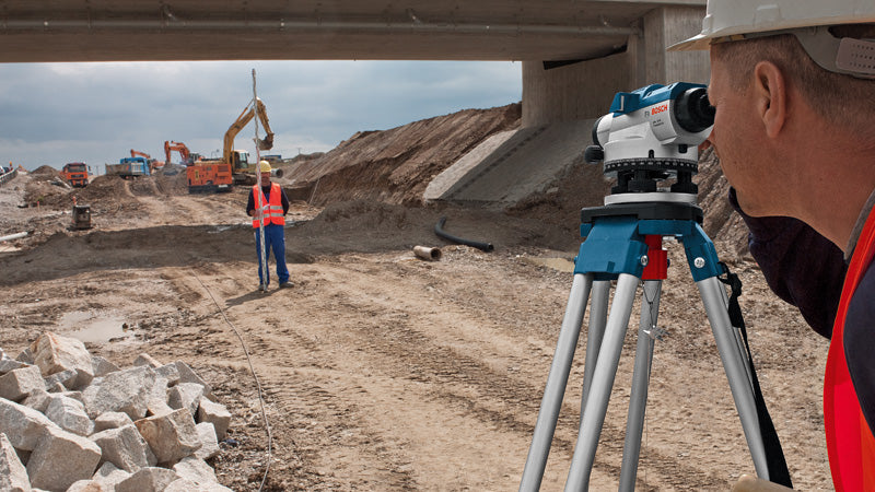 Bosch Optisches Nivelliergerät GOL 26 D (26 x Vergrößerung, Maßeinheit 360 Grad, Arbeitsbereich max 100 m, im Koffer)