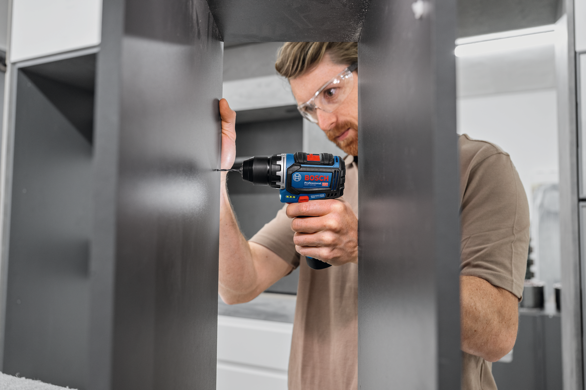 Bosch Akku-Bohrschrauber GSR 12V-32 (10 mm Bohrfutter, 32 Nm, inkl. 2x 2,0 Ah Akku & Ladegerät in L-BOXX 102)