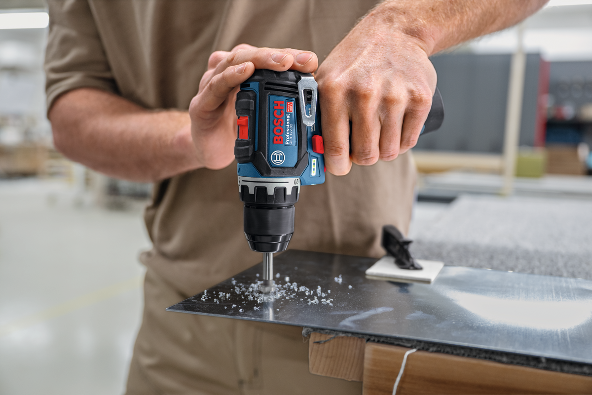 Bosch Akku-Bohrschrauber GSR 12V-32 (10 mm Bohrfutter, 32 Nm, inkl. 2x 2,0 Ah Akku & Ladegerät in L-BOXX 102)