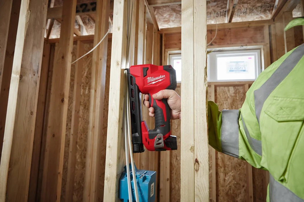 Milwaukee M12 BCST-0 Akku-Tacker ohne Akku/Lader (4933480488)