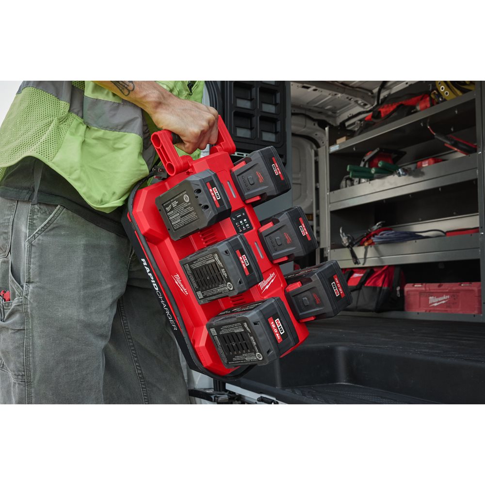 Milwaukee M18 MPC6 PACKOUT 6-fach Schnellladegerät (lädt 2 Akkus gleichzeitig mit 6 A, Tag-/Nachtmodus)