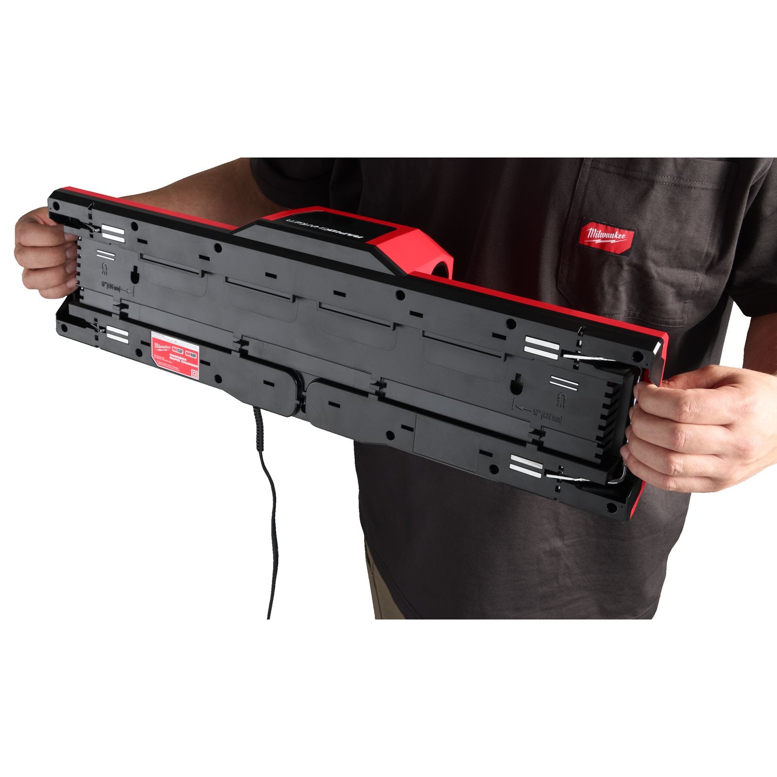 Milwaukee M12-18 GBC4 Mehrfach-Ladegerät (lädt M12 & M18 Akkus, magnetische Aufhängung, 2 x USB-C, 450 lm Leuchte)