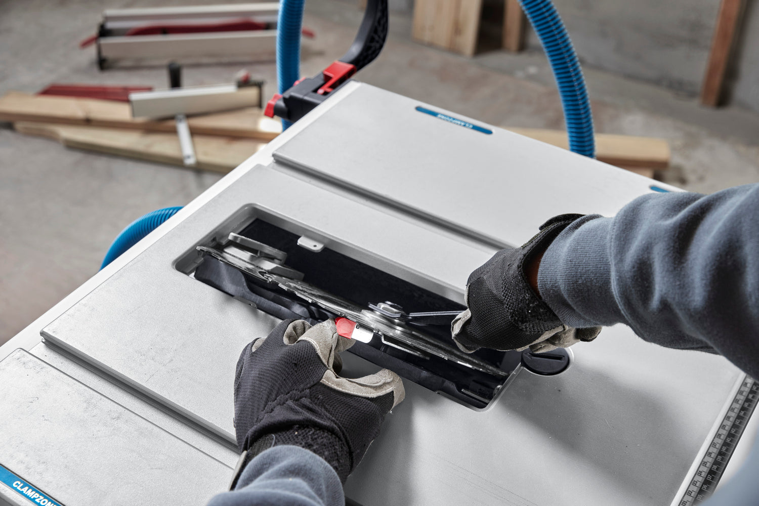 Bosch Akku-Tischsäge GTS 18V-70 (Schnitthöhe 90°: 70 mm, Sägeblatt-Ø 216 mm, Solo, inkl. Sägeblatt und Standard Zubehör)