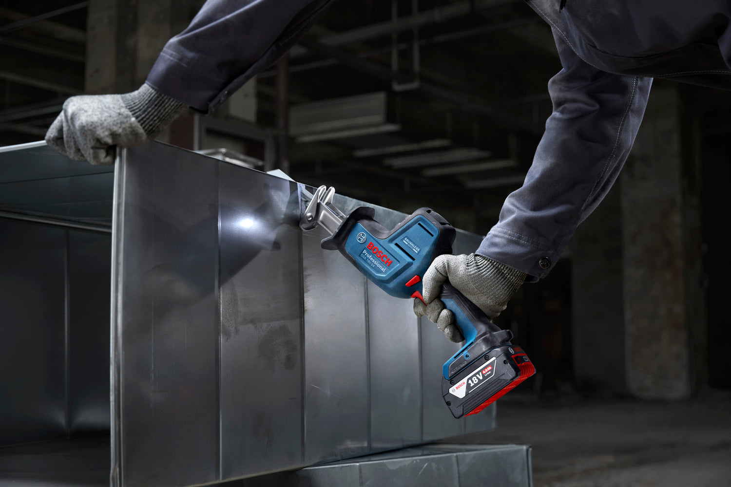 Bosch Akku-Säbelsäge GSA 18V-24 (Schnitttiefe Holz: 230 mm, Solo, inkl. 2 Säbelsägeblätter in L-BOXX 136)