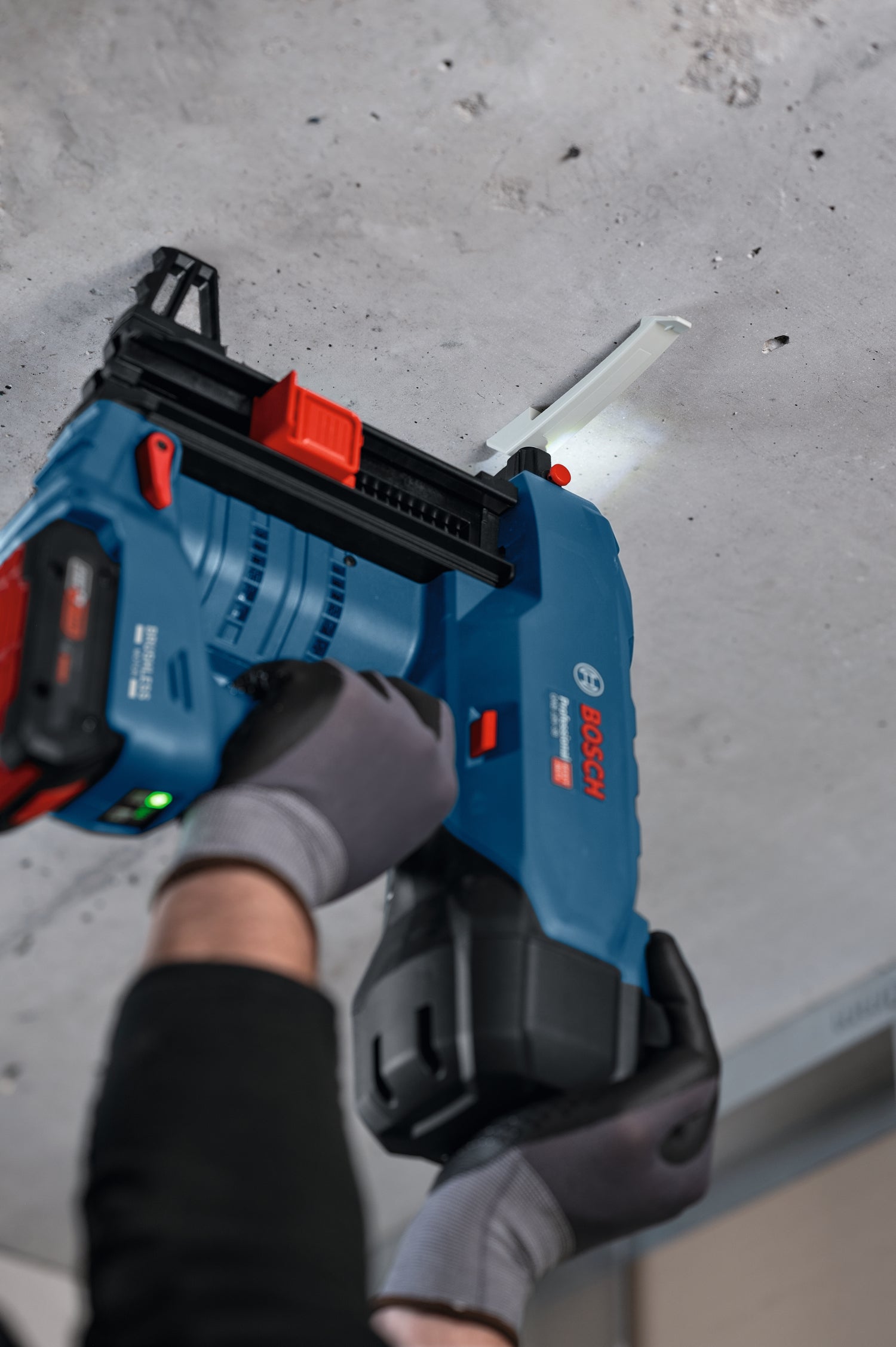 Bosch Akku-Betonnagler GNB 18V-40 (für Nägel: 13 - 40 mm bei Ø 2,7 - 3 mm, Solo inkl. Ausdrückstift, Befestigungshaken, E-Mundstück in XL-BOXX)