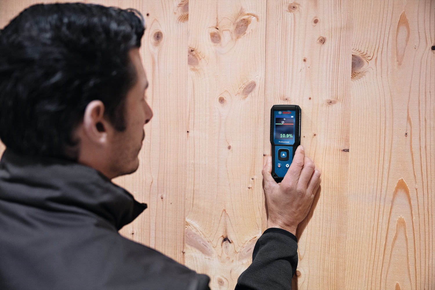 Bosch Feuchtemessgerät GMM 1-15 (misst 37 Holzarten und 10 Baustoffe, nicht-invasiv, IP 65, inkl. Batterien & Tasche)