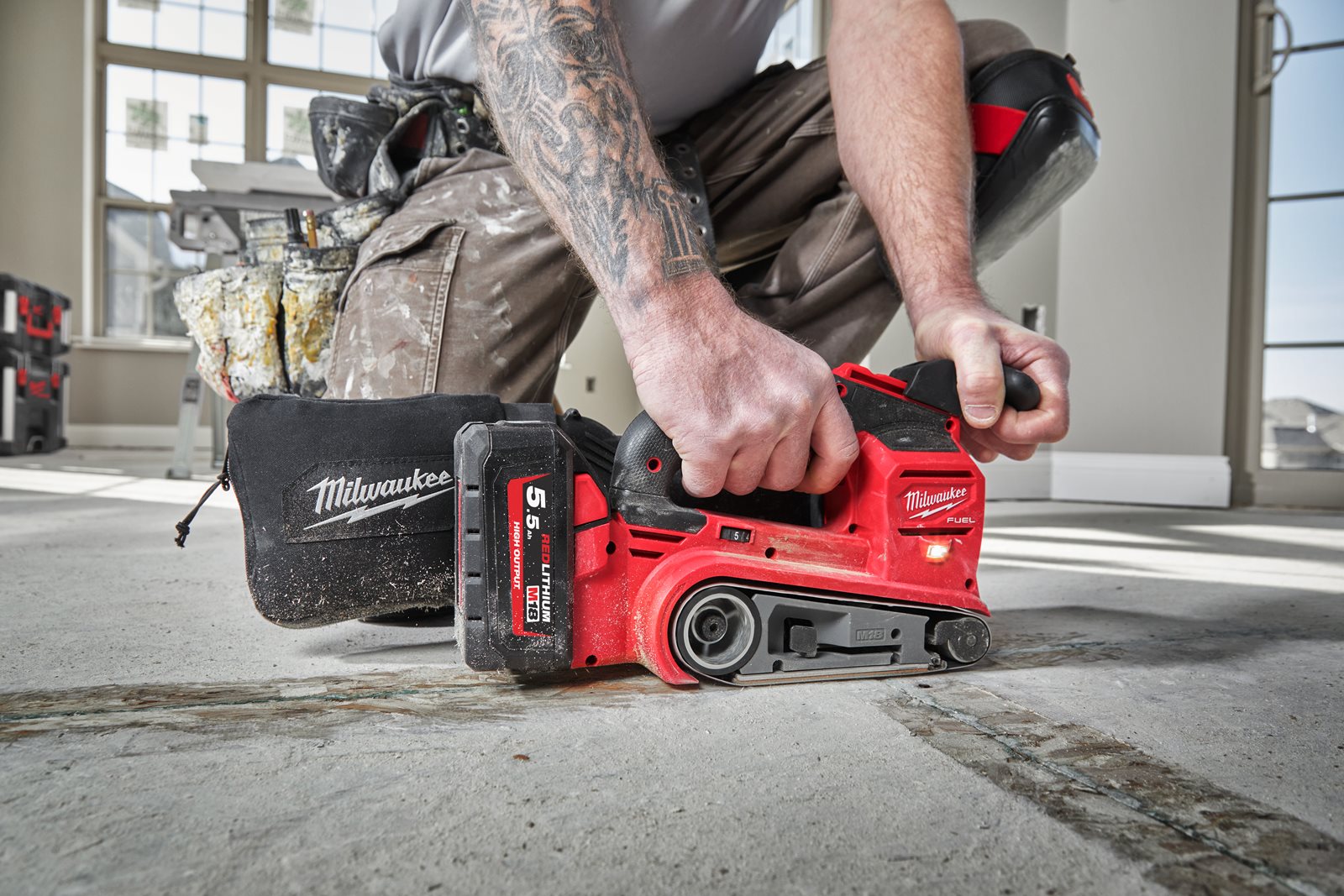 Milwaukee M18 FBTS75-552X Akku-Bandschleifer (Bandgröße: 75 x 457 mm, Geschwindigkeit: 230 - 410 m/s, inkl. 2 x 5,5 Ah Akku in HD-Box)