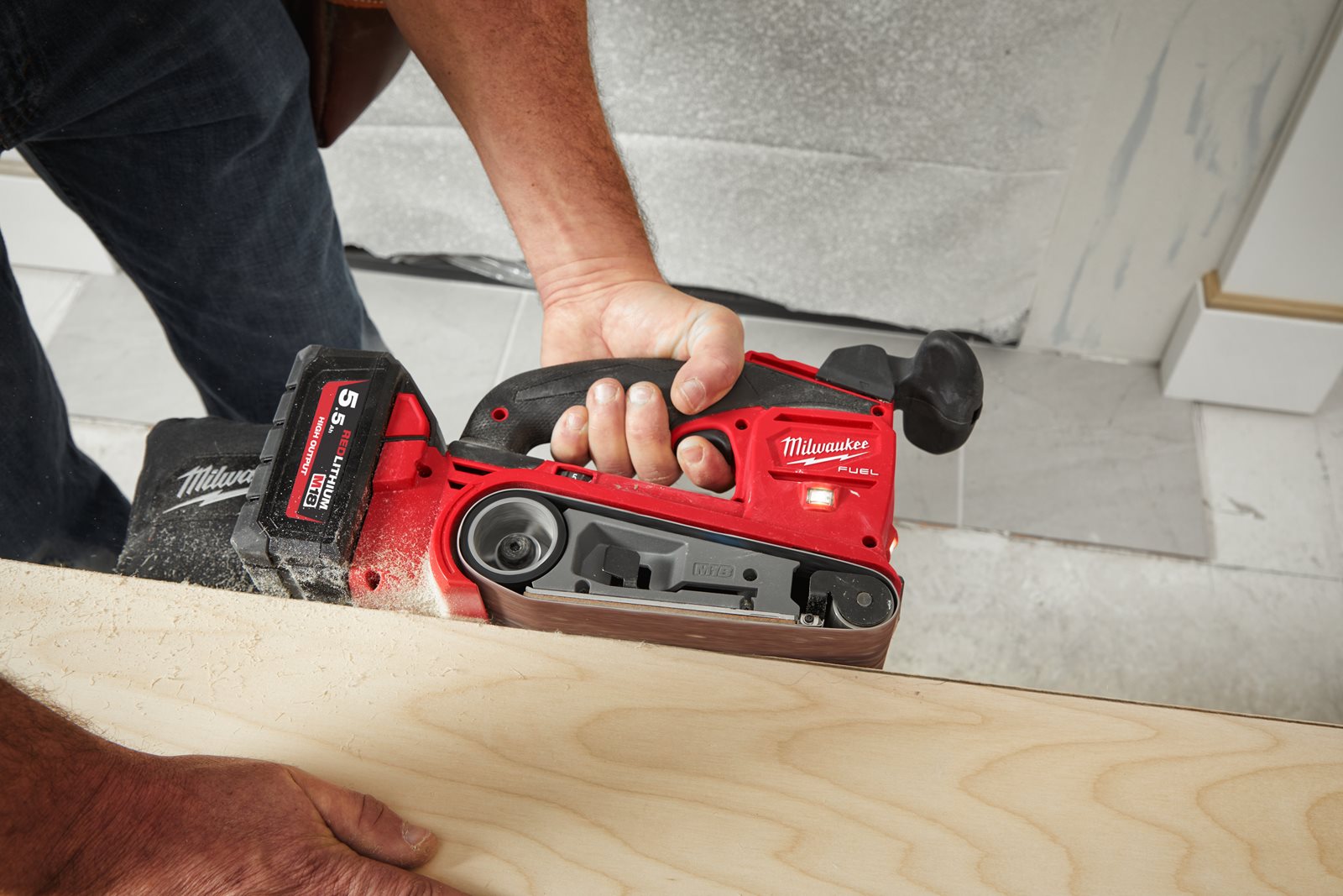 Milwaukee M18 FBTS75-552X Akku-Bandschleifer (Bandgröße: 75 x 457 mm, Geschwindigkeit: 230 - 410 m/s, inkl. 2 x 5,5 Ah Akku in HD-Box)