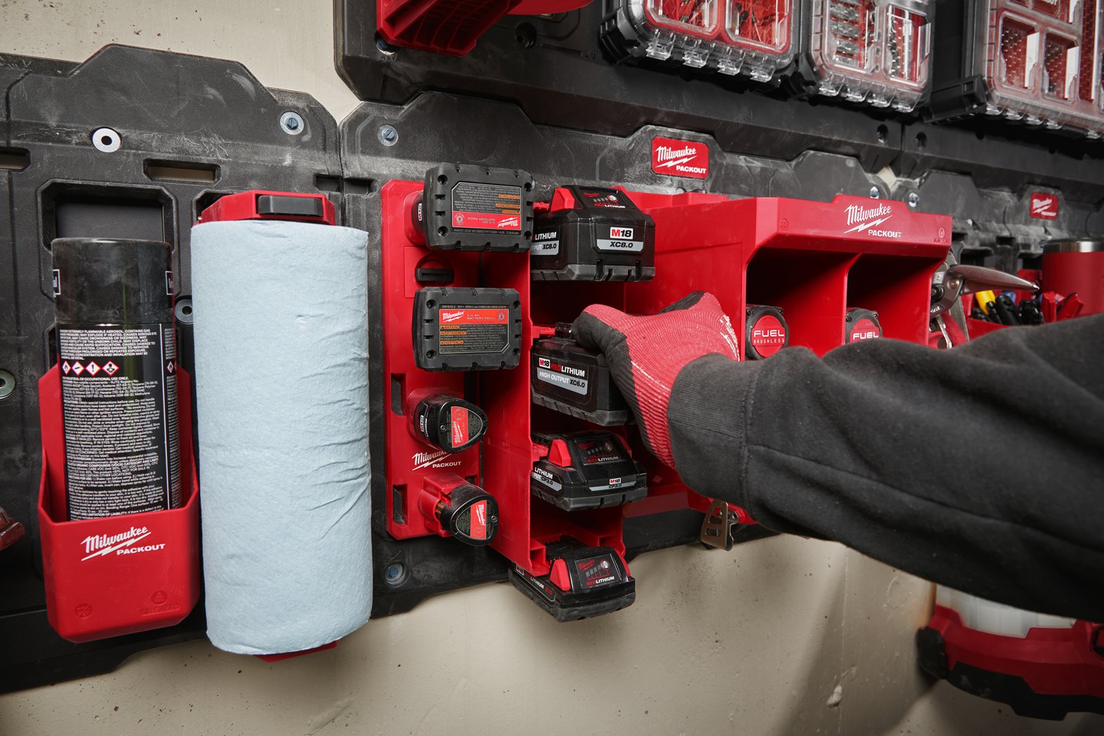 Milwaukee PACKOUT M18 Akkuhalter (Wandhalter, bietet Platz für bis zu 4 x M18 Akku)