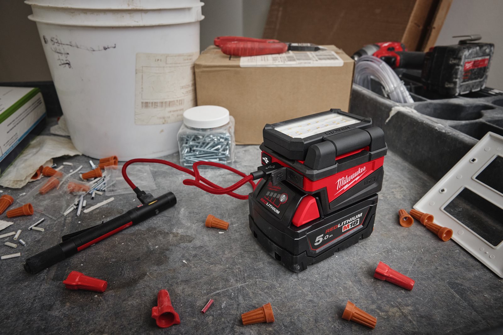 Milwaukee M18 ALIS-0 Akku-Bauleuchte (1000 Lumen, 300° horizontale & 180° vertikale Beweglichkeit, bis zu 110 h Laufzeit, ohne Akku)