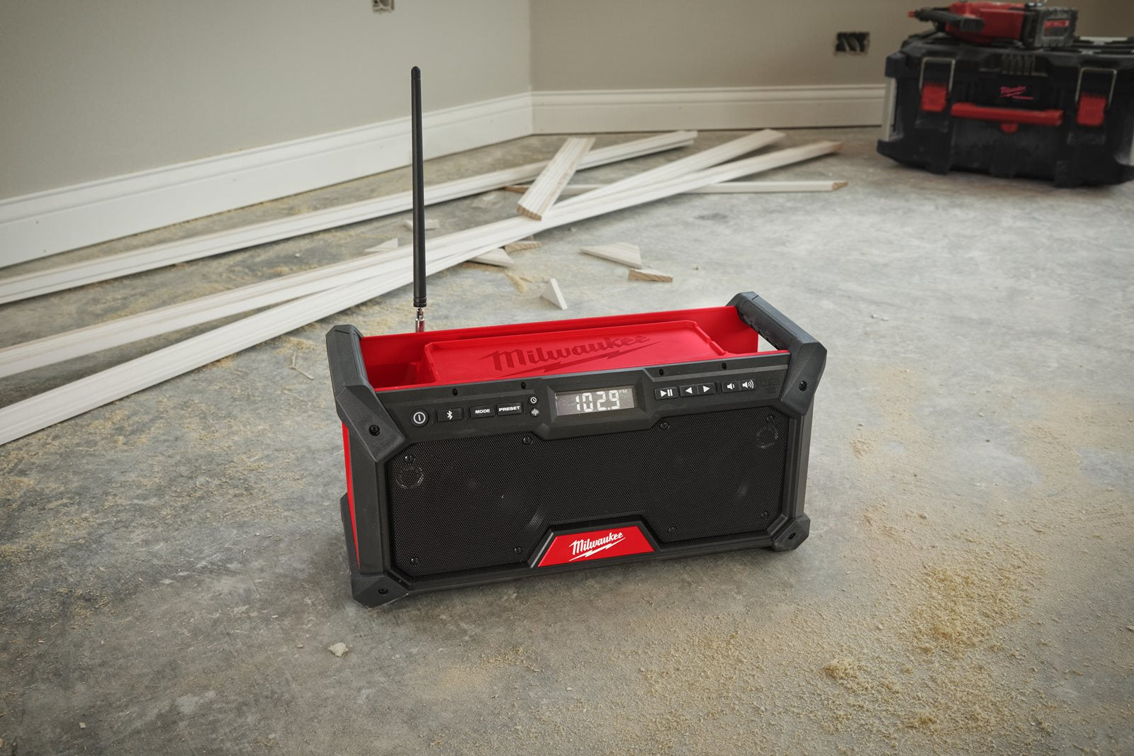 Milwaukee M18 RADDAB+G2-0 Akku-Baustellenradio (DAB+ / FM-Empfänger, Bluetooth®-Empfang bis 30 m, Akku- & Kabelbetrieb, USB-C, ohne Akku)