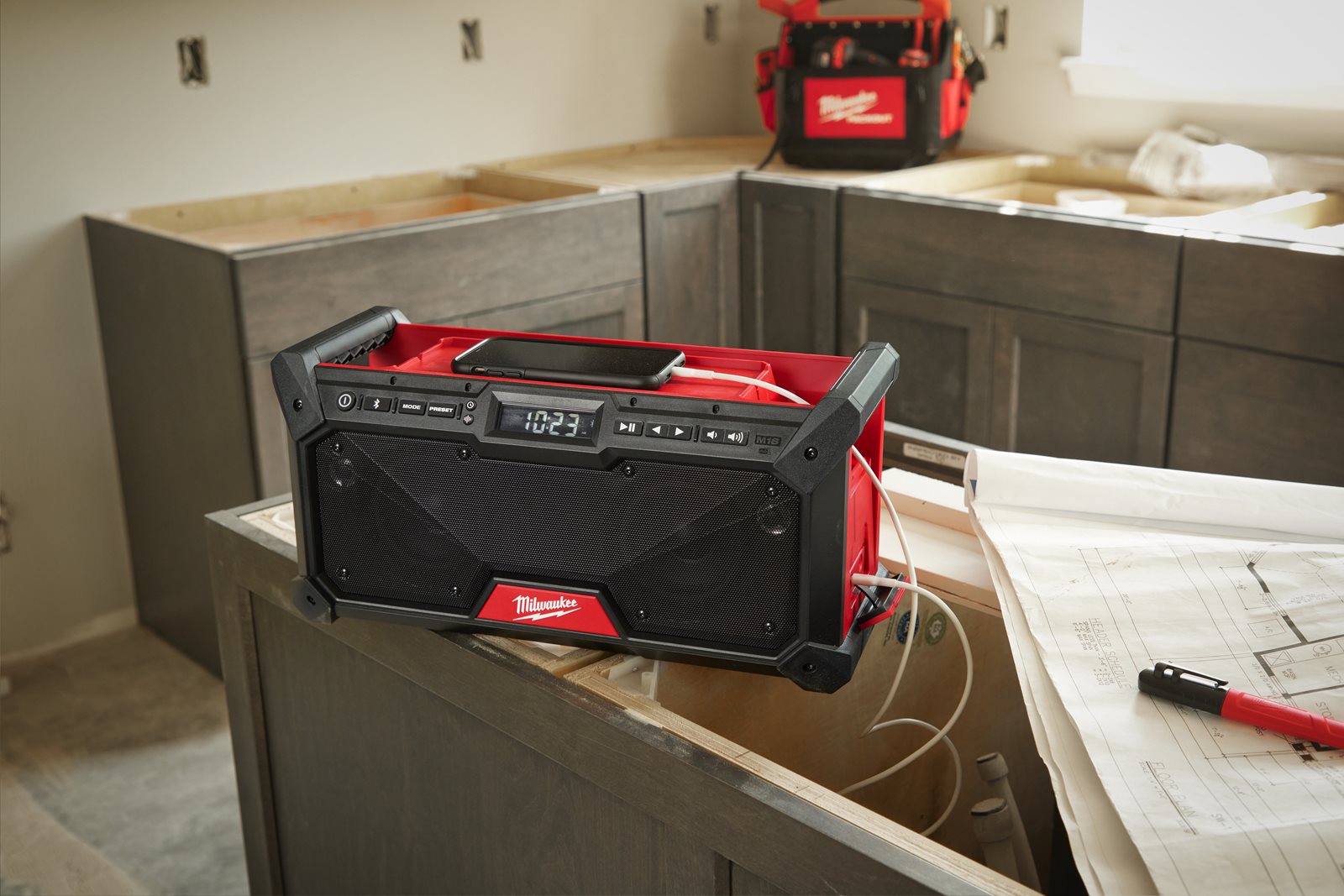 Milwaukee M18 RADDAB+G2-0 Akku-Baustellenradio (DAB+ / FM-Empfänger, Bluetooth®-Empfang bis 30 m, Akku- & Kabelbetrieb, USB-C, ohne Akku)