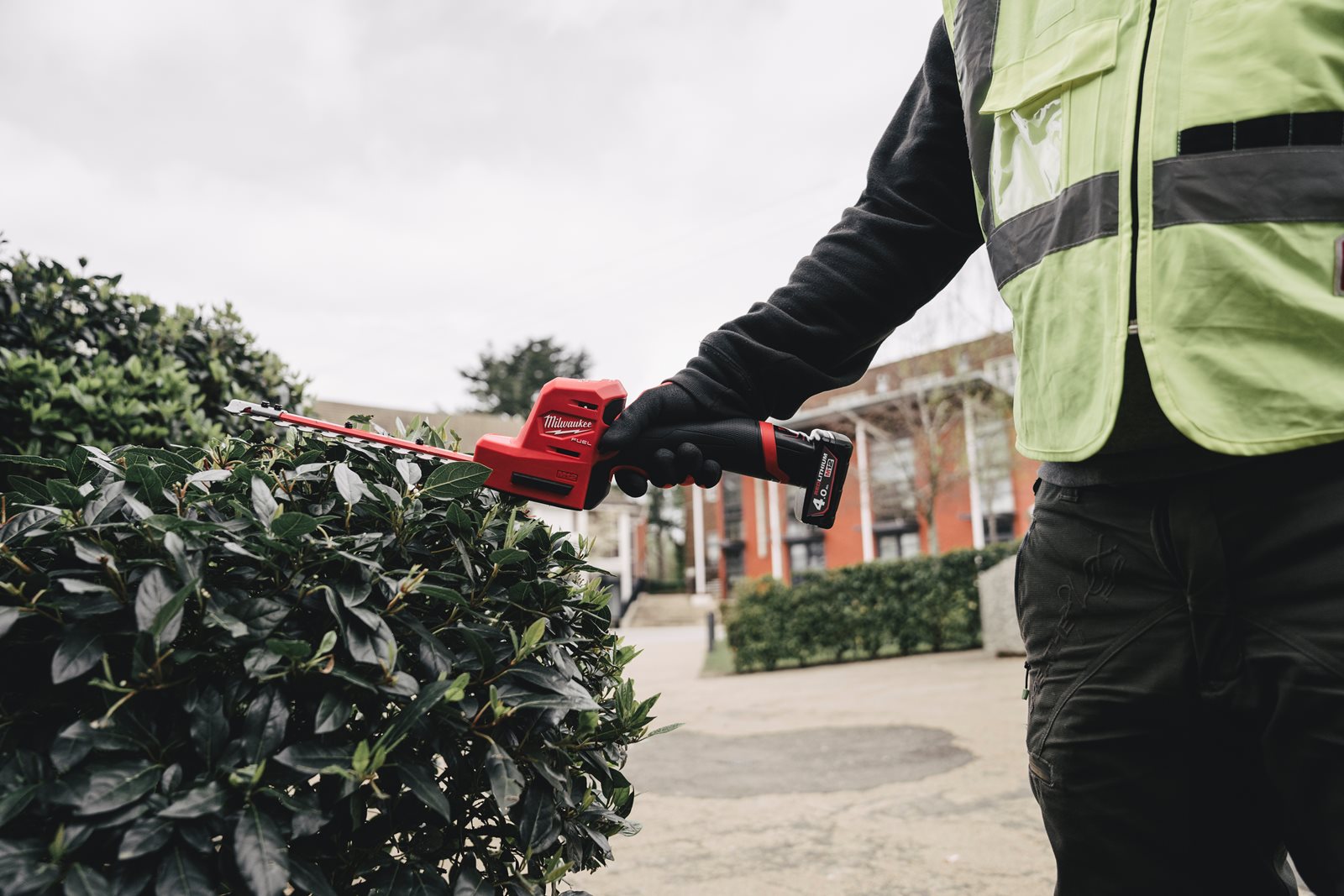 Milwaukee M12 FHT20-0 Akku-Heckenschere (Messerlänge: 20 cm, Max. Schnittkapazität: 12,5 mm, ohne Akku)