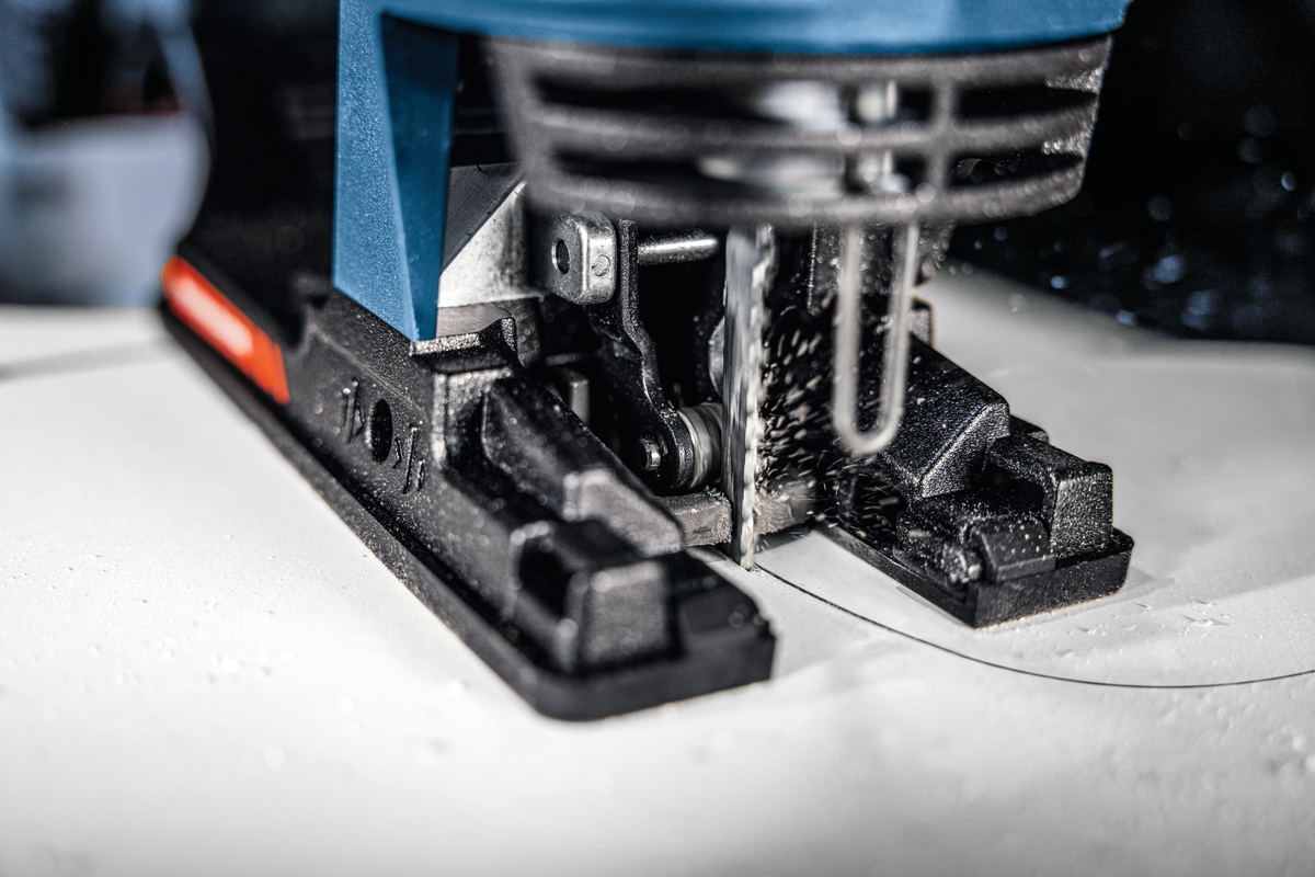 Bosch EXPERT Akku-Stichsäge EXST18V-155S (Schnitttiefe: Holz 50 mm, Stahl 10 mm, Aufnahme: T-Schaft, ohne Akku in L-BOXX 136)