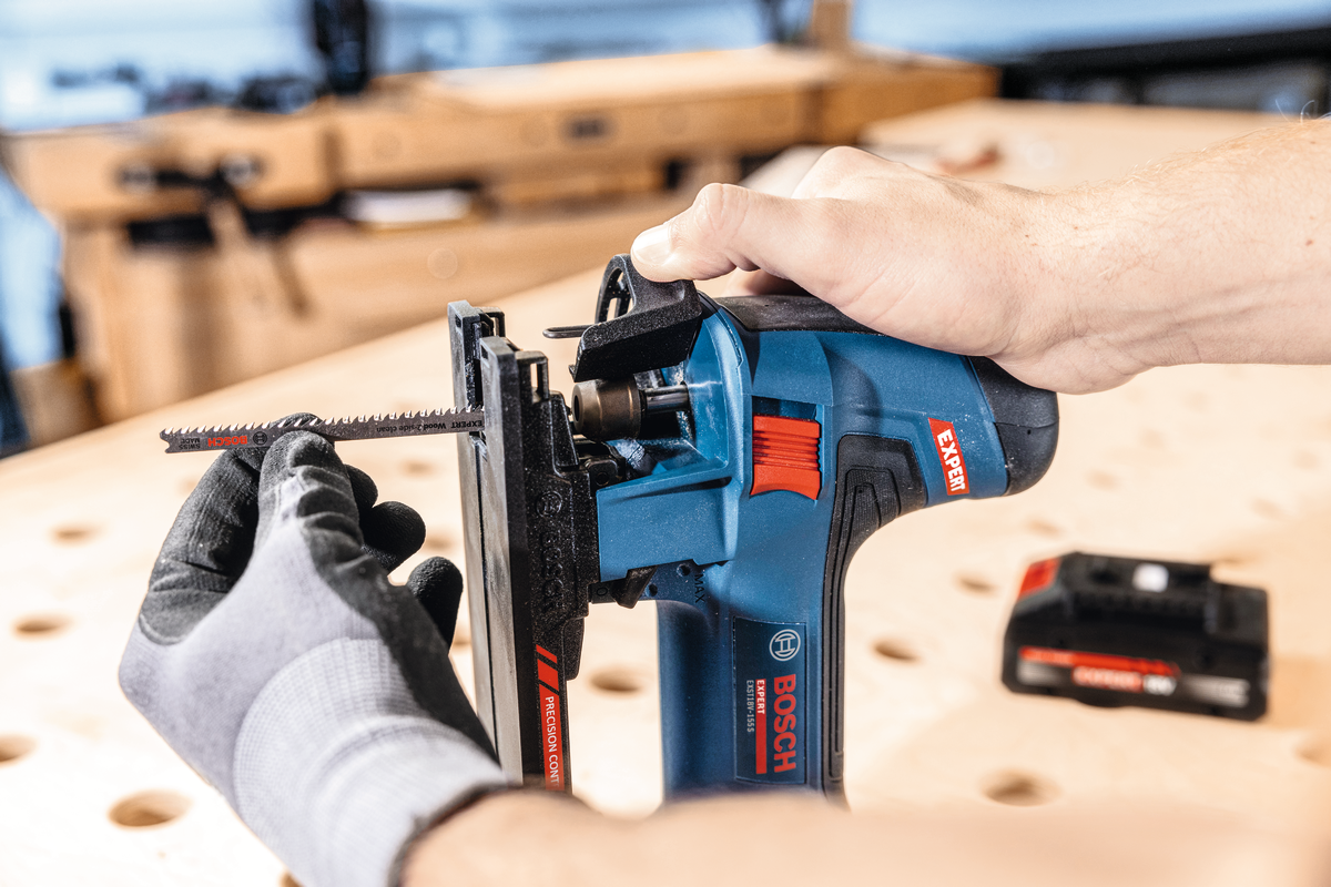 Bosch EXPERT Akku-Stichsäge EXST18V-155S (Schnitttiefe: Holz 50 mm, Stahl 10 mm, Aufnahme: T-Schaft, ohne Akku in L-BOXX 136)