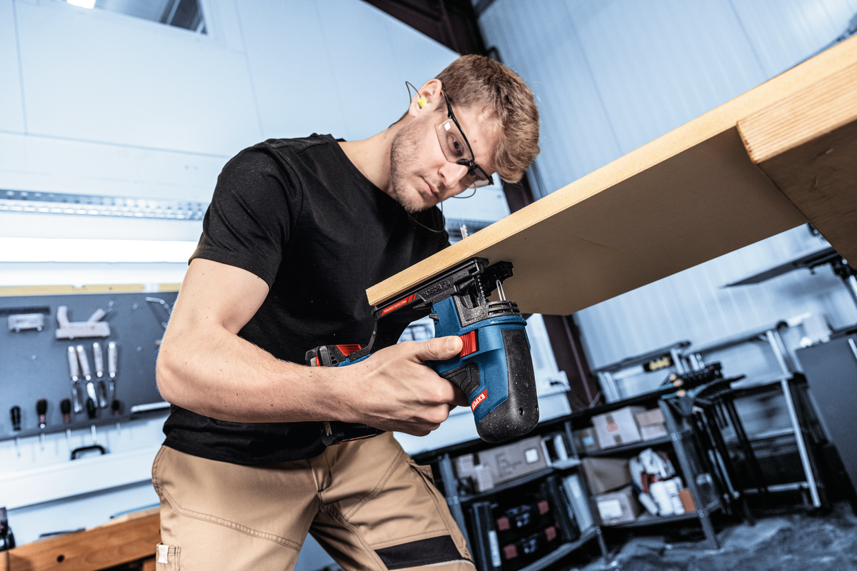 Bosch EXPERT Akku-Stichsäge EXST18V-155S (Schnitttiefe: Holz 50 mm, Stahl 10 mm, Aufnahme: T-Schaft, ohne Akku in L-BOXX 136)