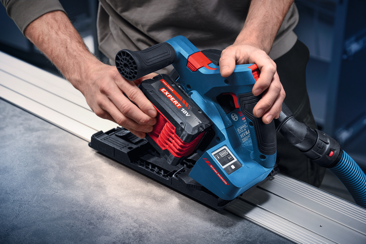 Bosch EXPERT Akku-Tauchsäge EXKT18V-52G (Sägeblatt-Ø: 140 mm, Schnitttiefe Holz: 52 mm, Wandabstand nur 10 mm, ohne Akku in L-BOXX 238)