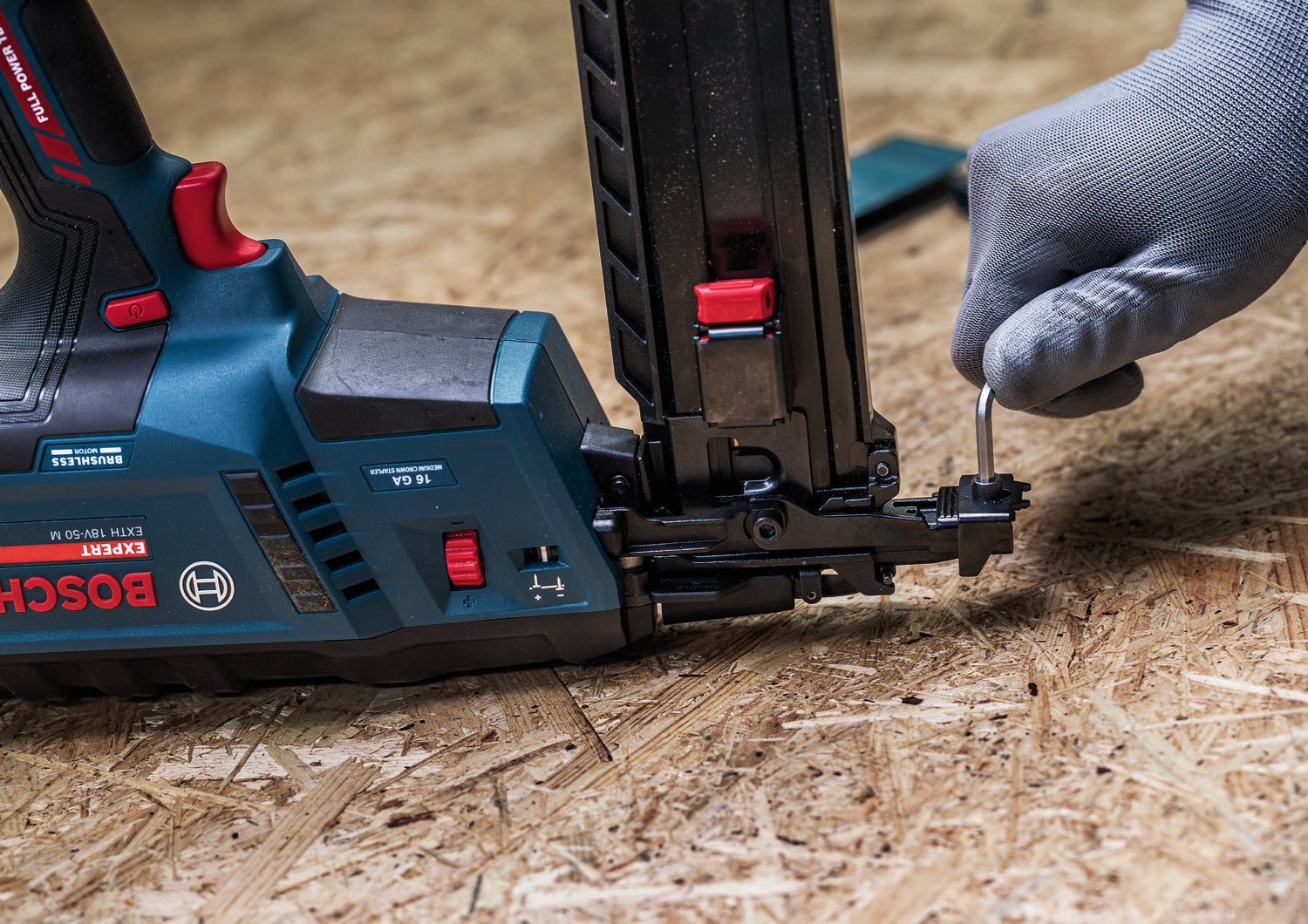 Bosch EXPERT Akku-Holzklammerer EXTH18V-50M (Klammerlänge: 25-50 mm, Klammerbreite: 10,8/11,3 mm, Gasloser Betrieb, ohne Akku in XL-BOXX)