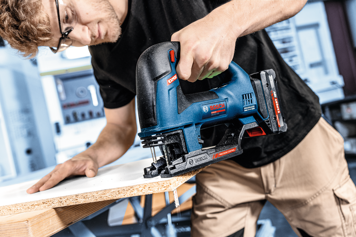 Bosch EXPERT Akku-Stichsäge EXST18V-155B (Schnitttiefe: Holz 155 mm, Stahl 10 mm, Aufnahme: T-Schaft, ohne Akku in L-BOXX 136)