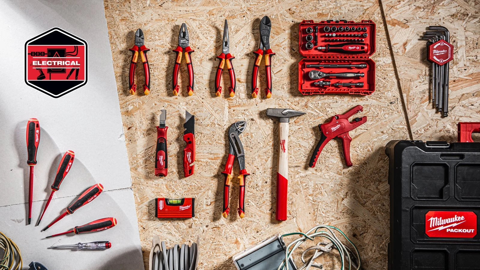 Milwaukee PACKOUT Elektriker Handwerkzeug-Koffer 62-tlg. (inkl. VDE-Zangen, Tri-Lobe Schraubendreher, 1/4" Ratschen- & Steckschlüsselsatz, Automatische Abisolierzange)