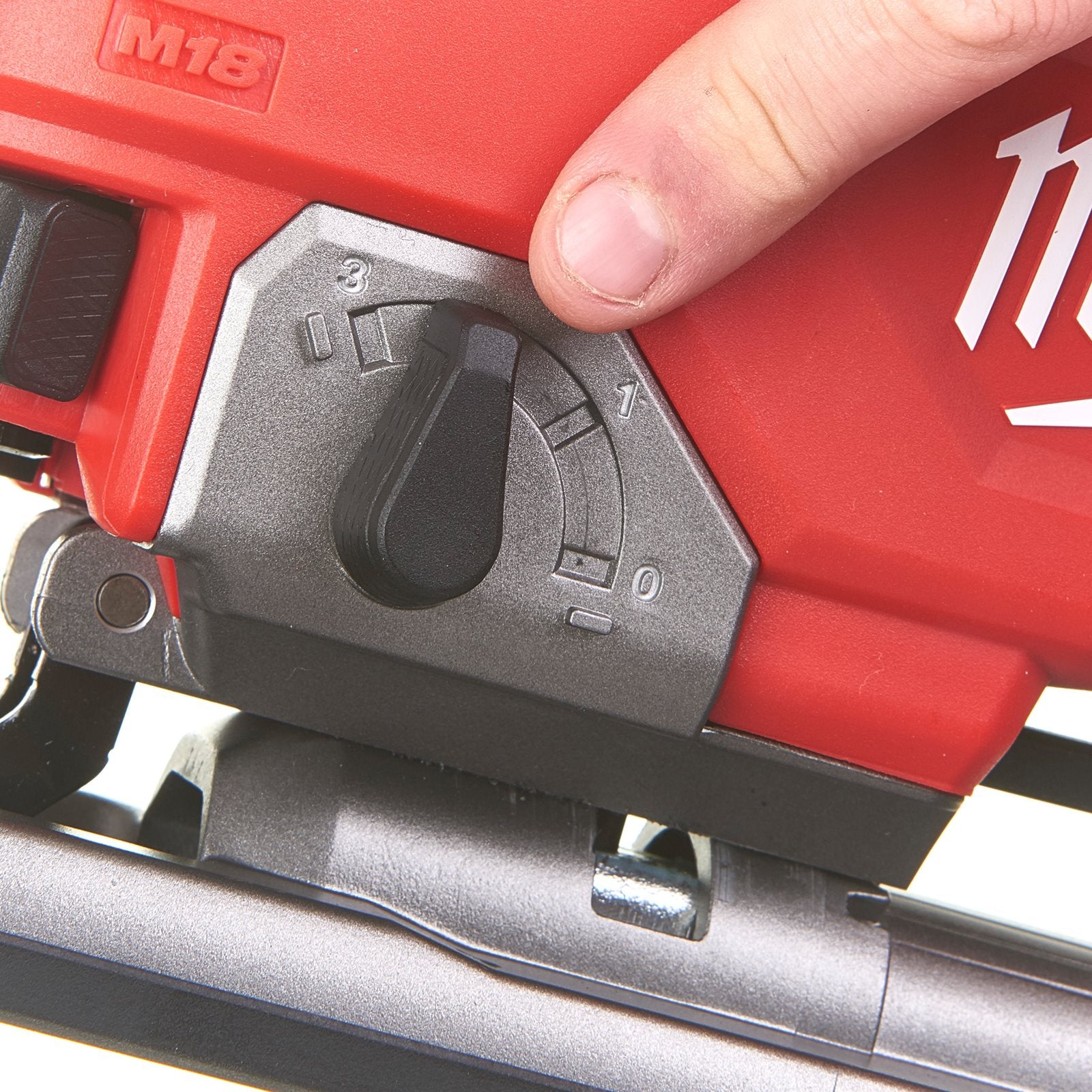 Milwaukee M18 FJS-0X Akku-Bügelgriffstichsäge (FUEL™, bis zu 32 m in 19 mm OSB, 5-stufige Pendelbewegung, ohne Akku in HD-Box)