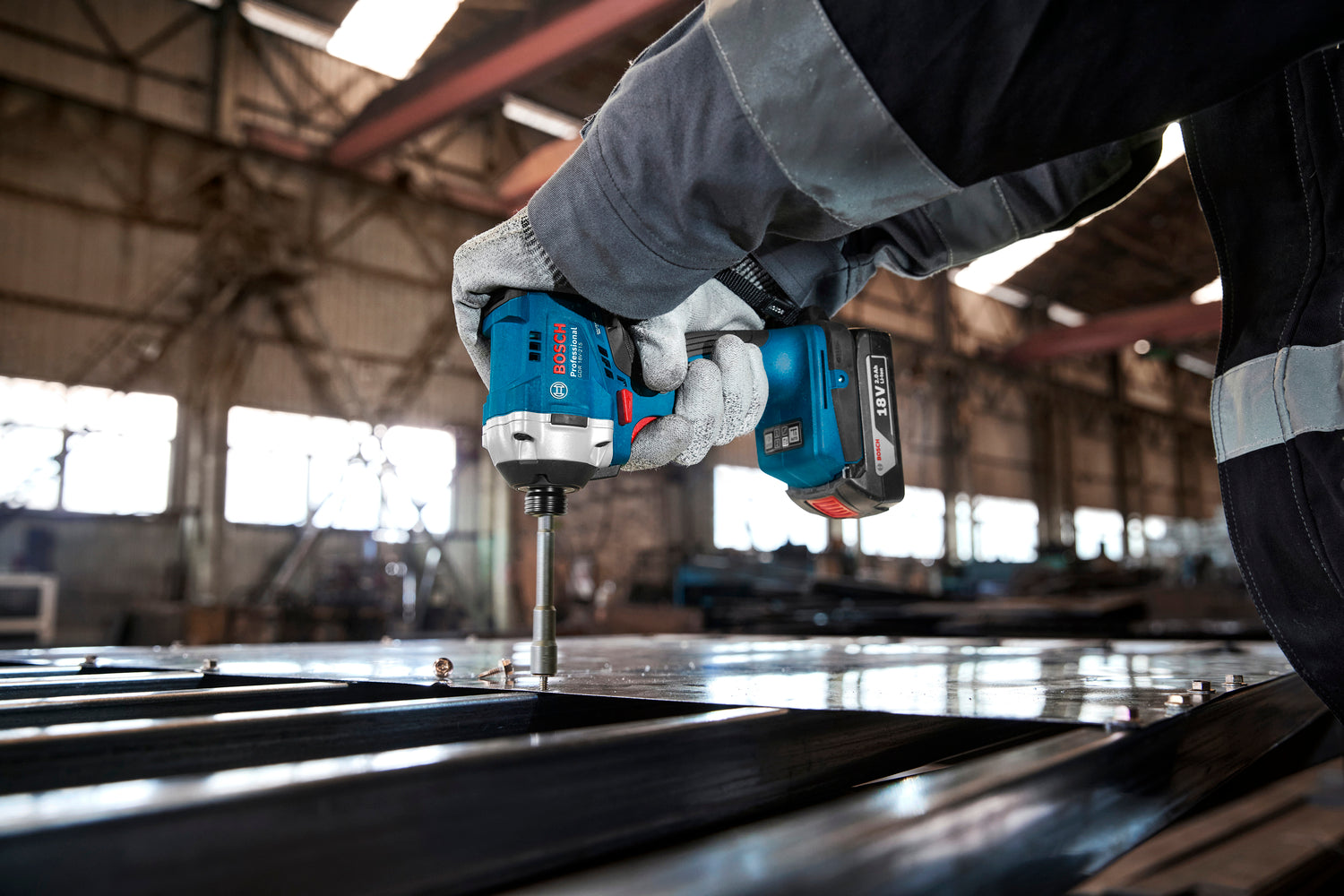 Bosch Akku-Schlagschrauber GDR 18V-215 (Drehmoment: 215 Nm, 1/4"-Sechskant, Drehzahl: 0 - 3300 U/min, ohne Akku in L-BOXX 136)