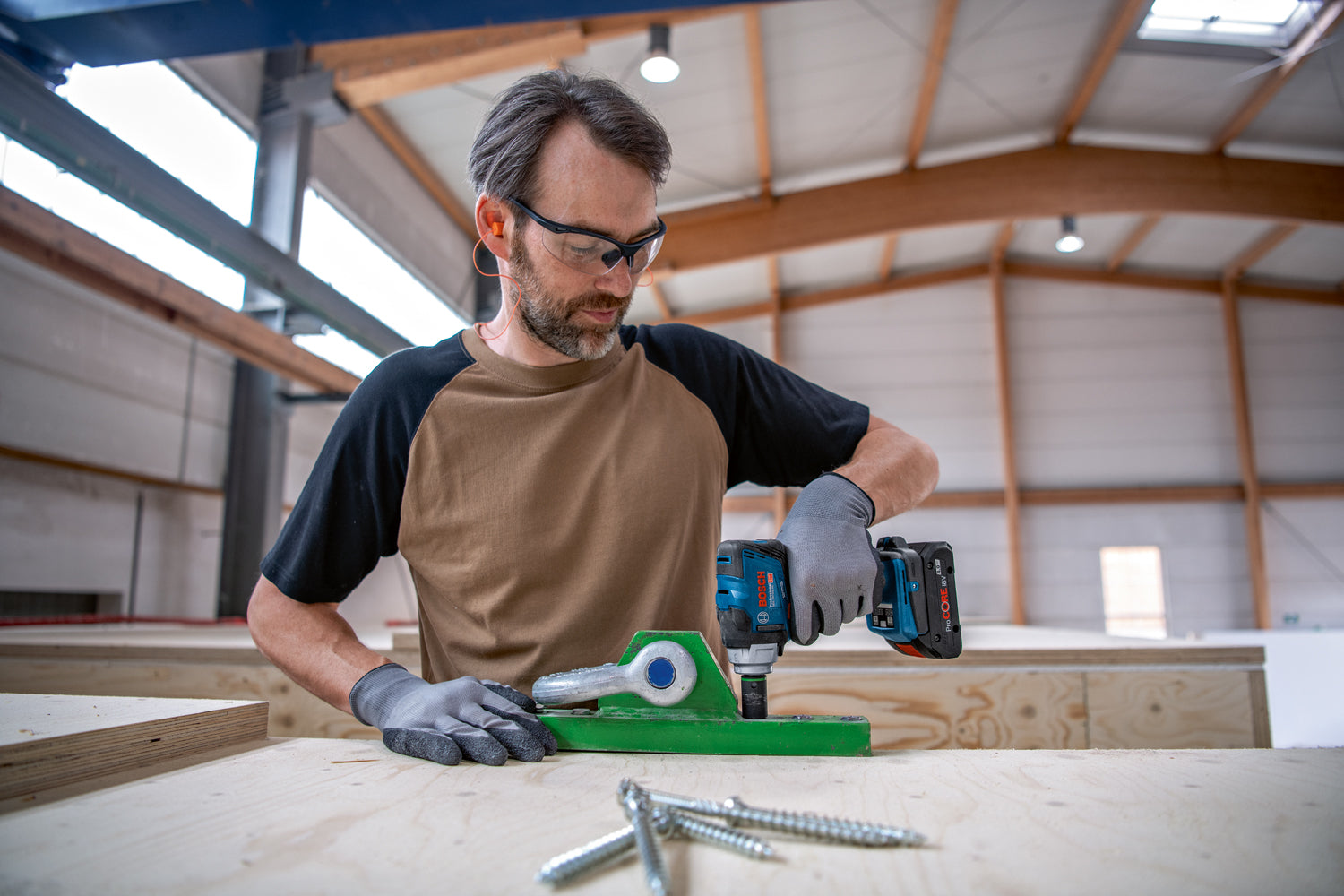 Bosch Akku-Schlagschrauber GDS 18V-330 HC (Drehmoment: 330 Nm, Losbrechmoment: 560 Nm, 1/2"-Vierkant, ohne Akkus in L-BOXX 136)