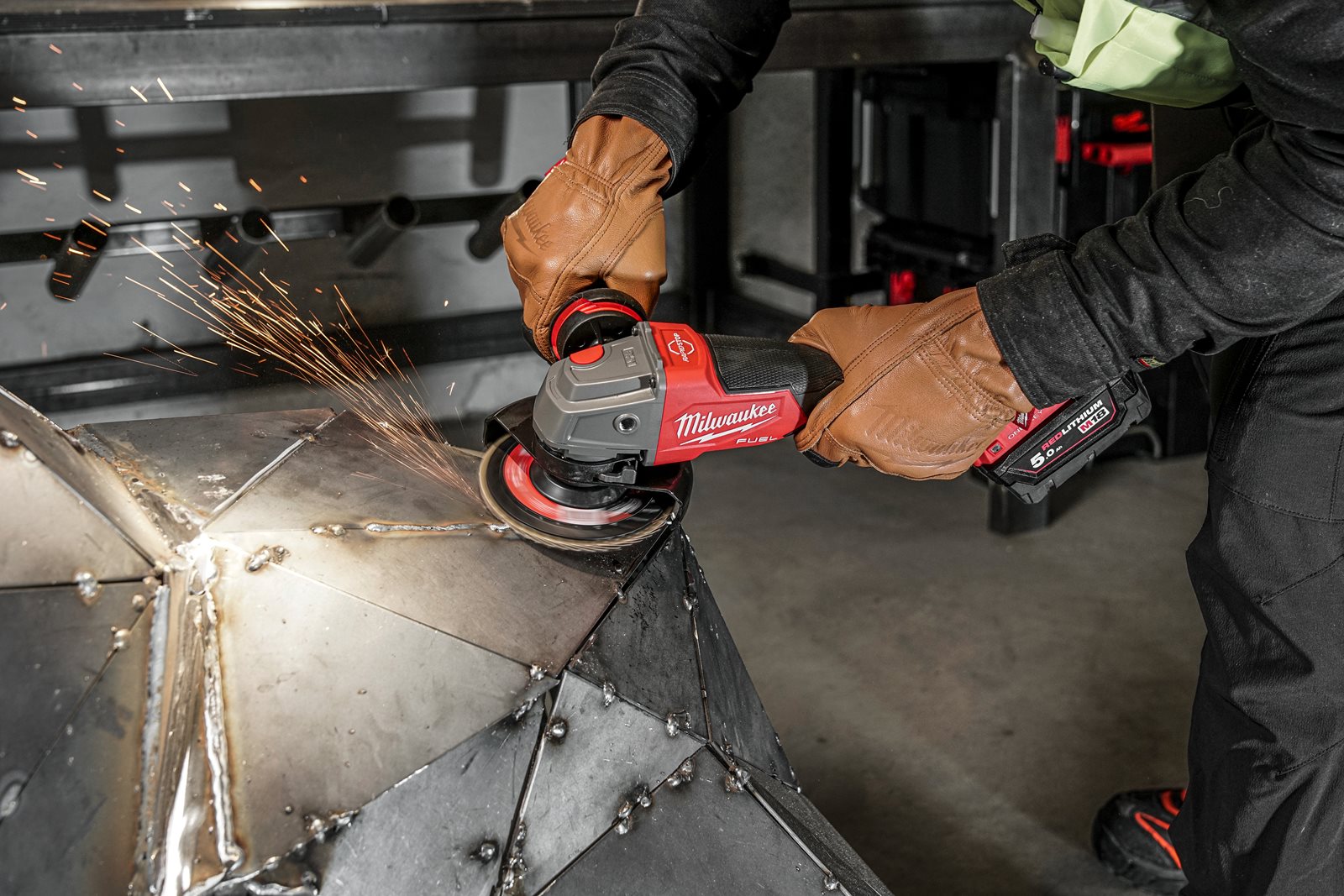 Milwaukee Akku-Winkelschleifer M18 ONEFSAG125XPDB-502X (Scheiben-Ø: 125 mm, Paddelschalter, ONE-KEY, mit 2 x 5,0 Ah Akku in HD-Box)