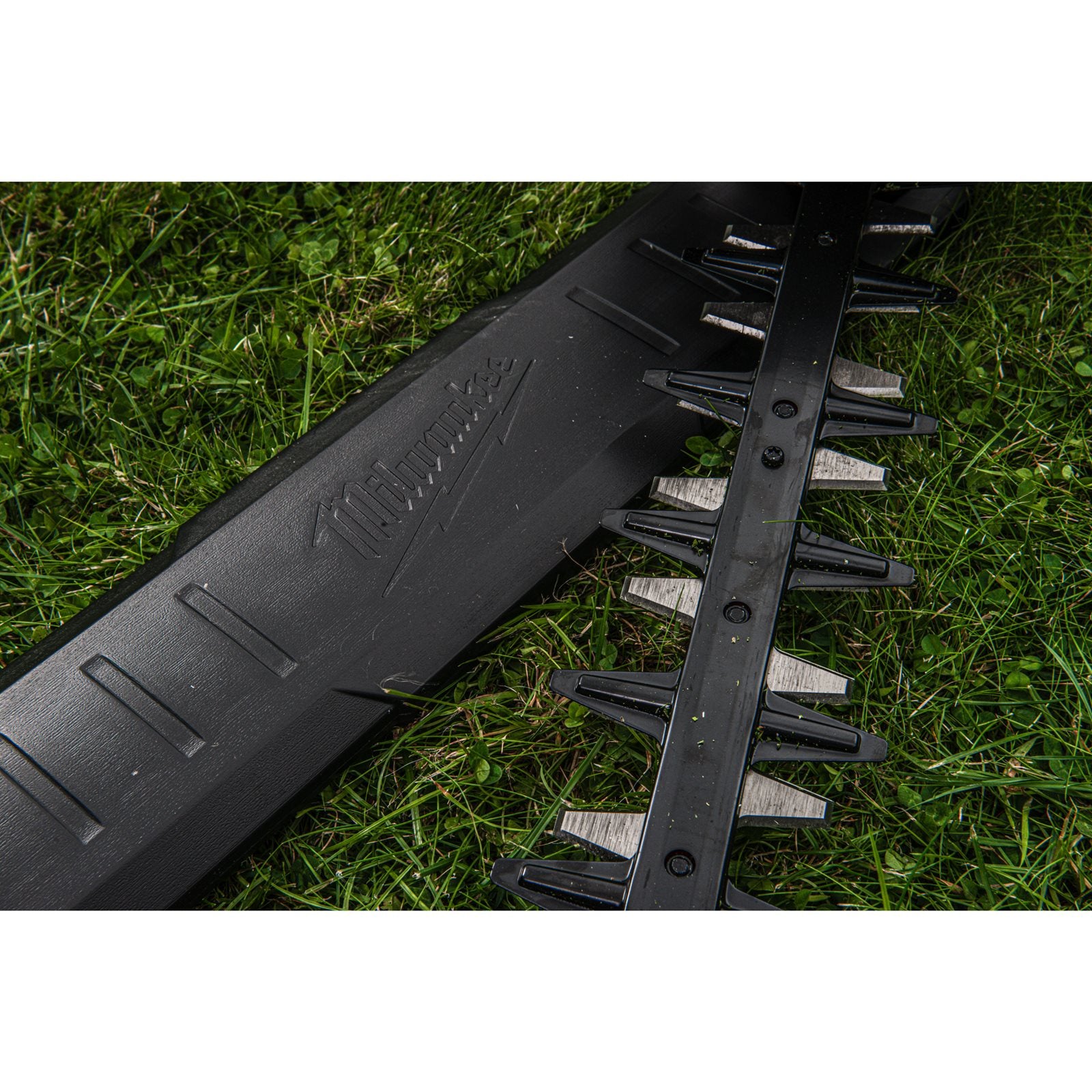 Milwaukee Akku-Heckenschere M18 FHET60G2-0 (Messerlänge: 60 cm, Schneidet bis 25 mm dicke Hartholzästen, Griff mit 5 Positionen, ohne Akku)
