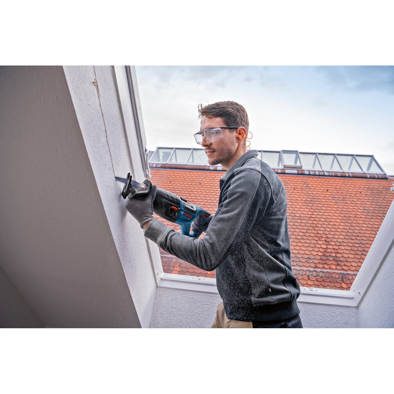 Bosch PRO GSA 18V-28 Akku-Säbelsäge (Schnitttiefe: Holz 230 mm, Metall 150 mm, Hublänge: 28 mm, ohne Akku im Karton)