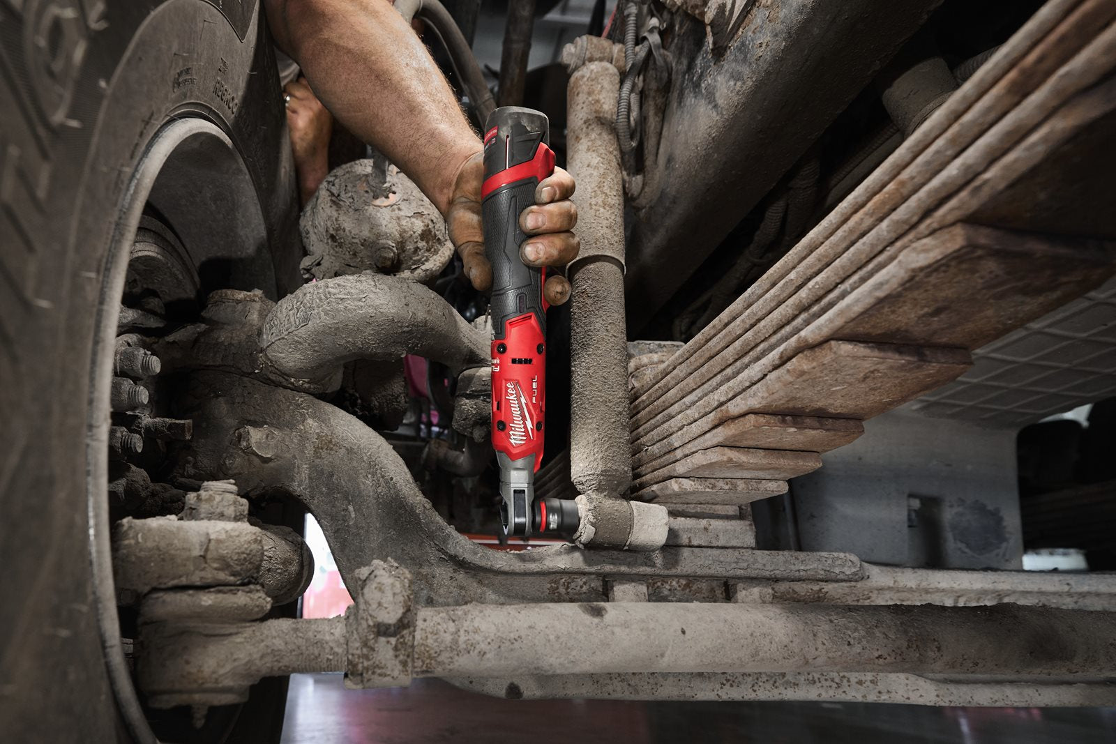 Milwaukee Akku-Ratsche M12 FIR12G2-252B (Aufnahme: 1/2"-Vierkant, Drehmoment: 108 Nm, Drehzahl: 0 - 300 U/min, inkl. 2 x 2,5 Ah Akku in Tasche)