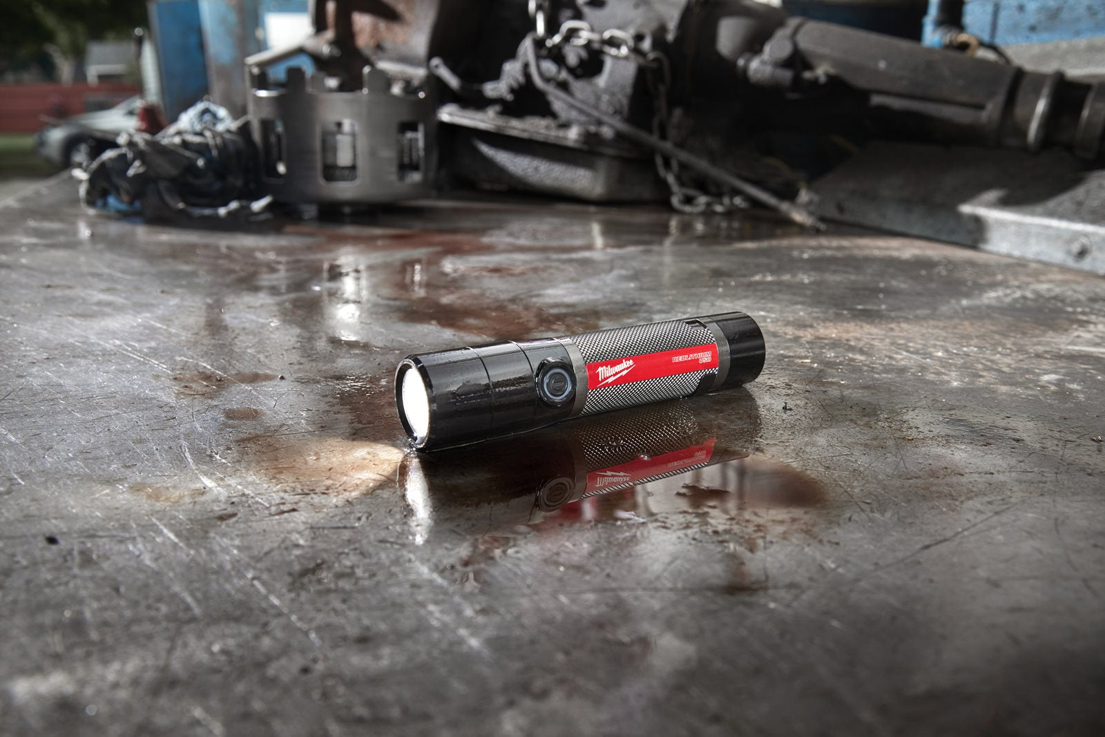 Milwaukee USB-Akku-Taschenlampe L4 FMLED-301 (Max. Leuchtkraft: 800 Lumen, Leuchtweite: 175 m, inkl. 3,0 Ah Akku)