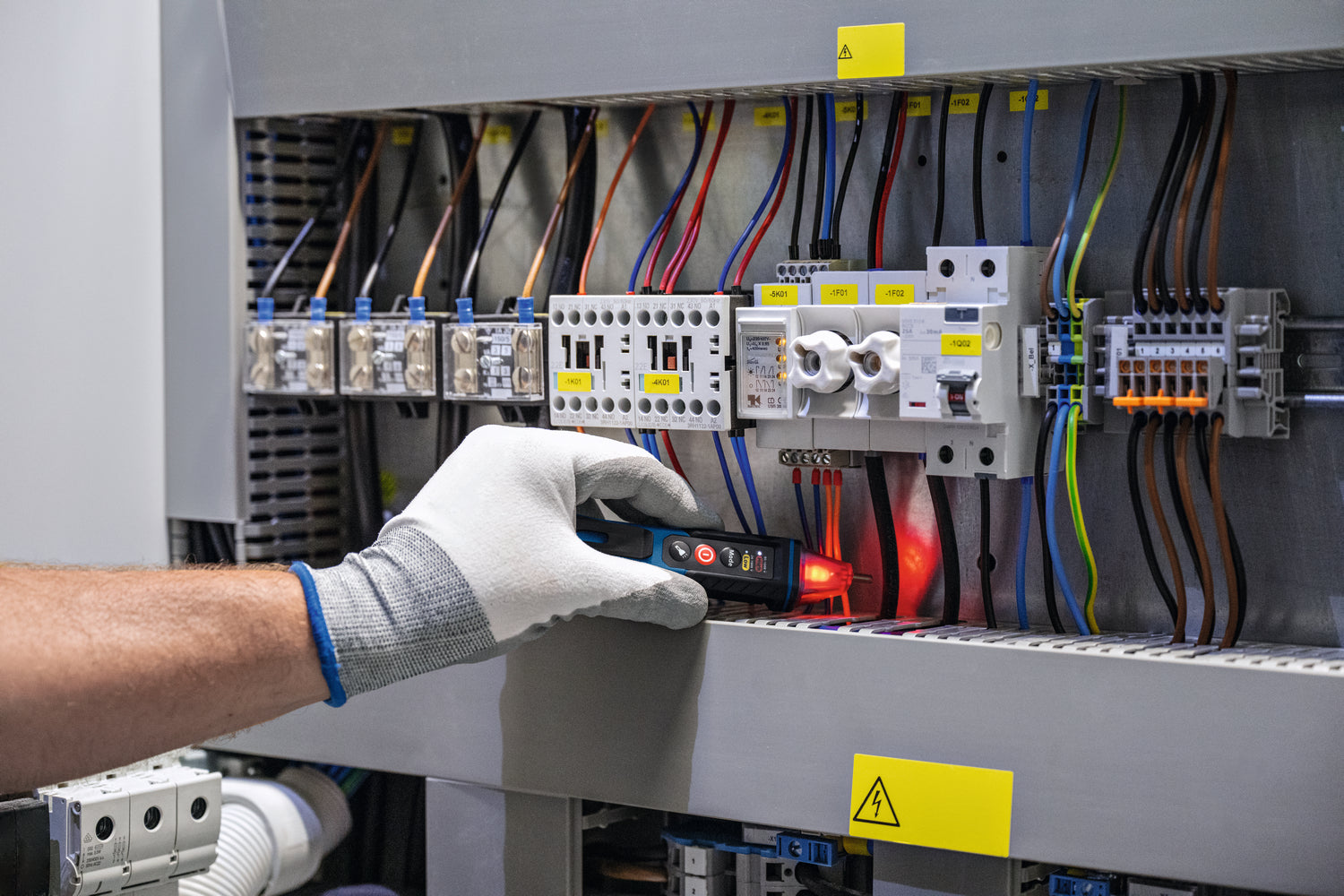 Bosch PRO Spannungsprüfer GVD 1000-17 (berührungslos, Zwei Spannungsbereiche: 24 - 1000 / 90 - 1000 V AC, CAT IV, IP67, LED-Anzeige, inkl. Batterien)