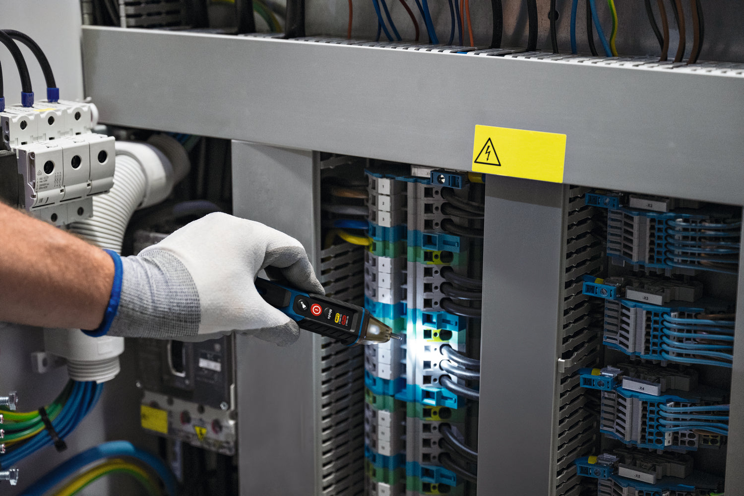 Bosch PRO Spannungsprüfer GVD 1000-17 (berührungslos, Zwei Spannungsbereiche: 24 - 1000 / 90 - 1000 V AC, CAT IV, IP67, LED-Anzeige, inkl. Batterien)