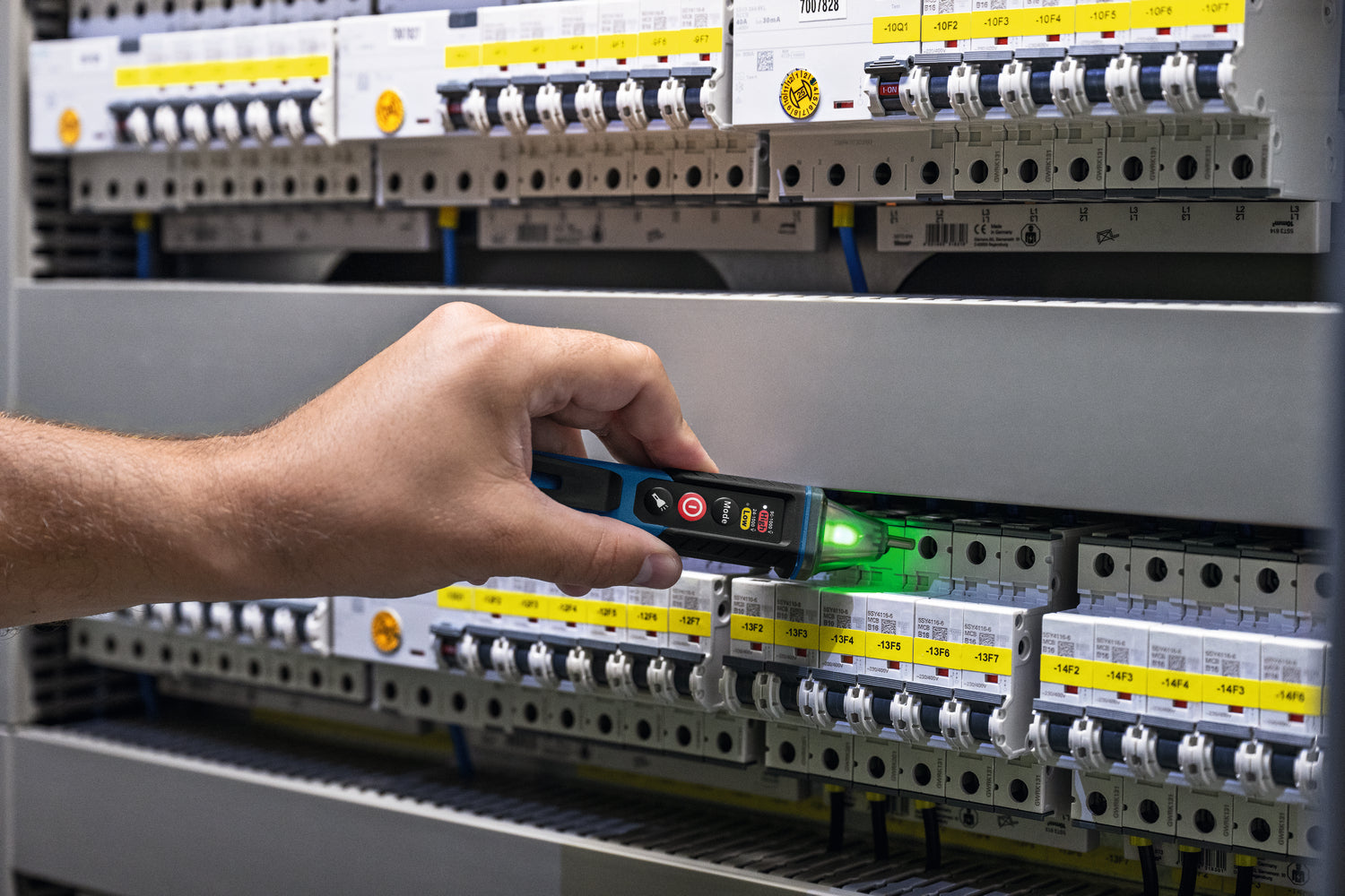 Bosch PRO Spannungsprüfer GVD 1000-17 (berührungslos, Zwei Spannungsbereiche: 24 - 1000 / 90 - 1000 V AC, CAT IV, IP67, LED-Anzeige, inkl. Batterien)