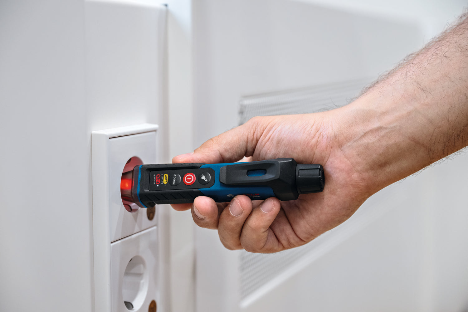 Bosch PRO Spannungsprüfer GVD 1000-17 (berührungslos, Zwei Spannungsbereiche: 24 - 1000 / 90 - 1000 V AC, CAT IV, IP67, LED-Anzeige, inkl. Batterien)