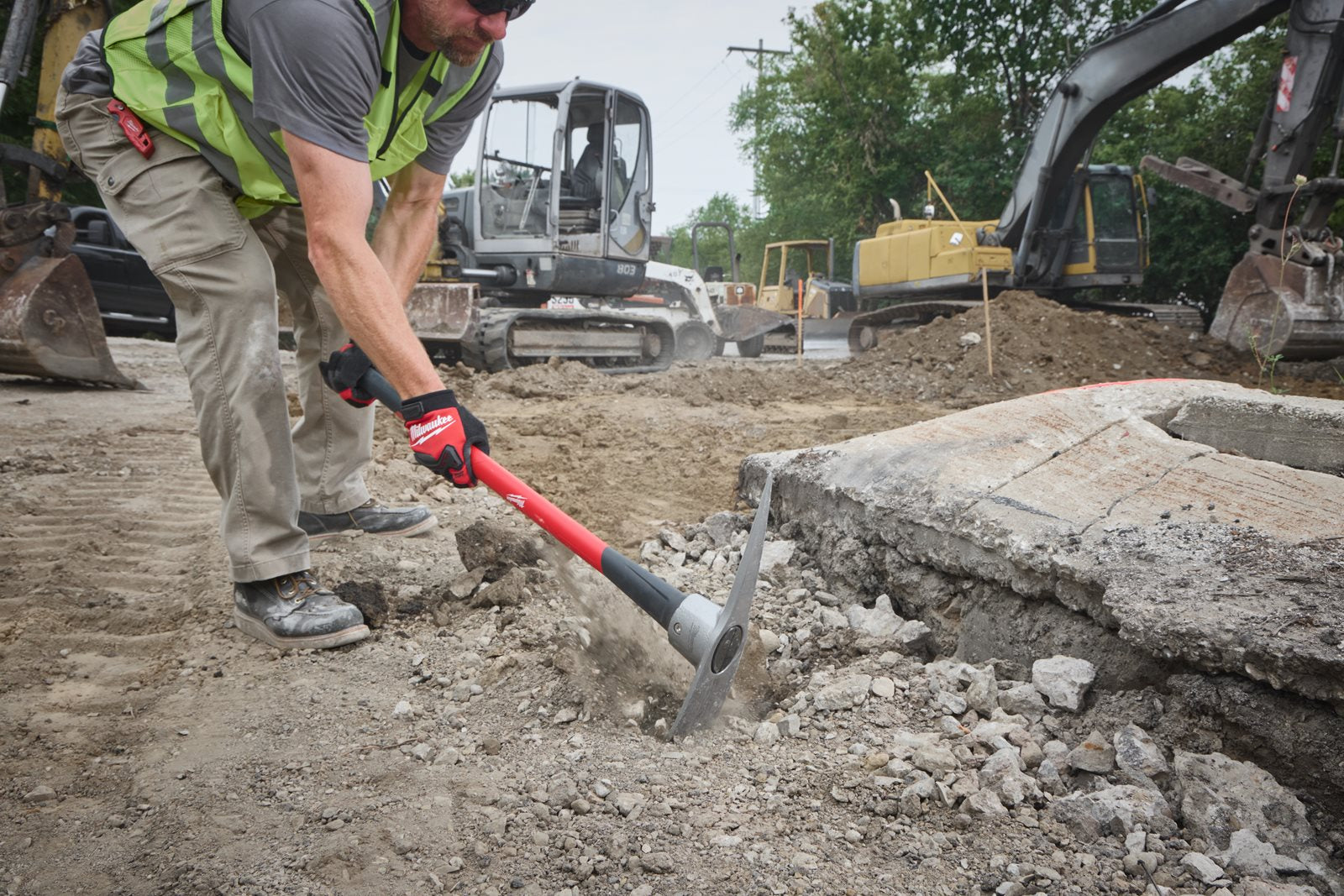 Milwaukee Spitzhacke 2,3 kg (Stahlverstärkter Glasfaserstiel 910 mm, SHOCKSHIELD™ Stiel für maximale Vibrationsreduzierung, SECURE STRIKE™ Verbindung von Kopf und Stiel)