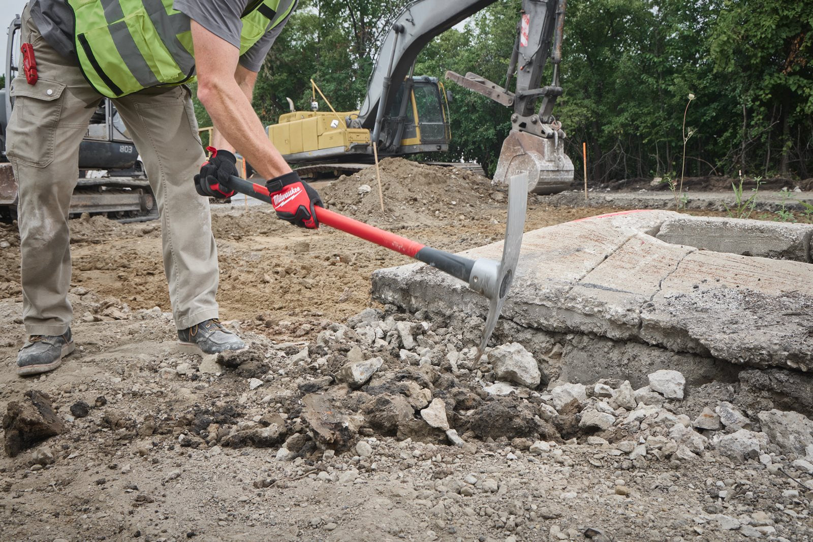 Milwaukee Spitzhacke 2,3 kg (Stahlverstärkter Glasfaserstiel 910 mm, SHOCKSHIELD™ Stiel für maximale Vibrationsreduzierung, SECURE STRIKE™ Verbindung von Kopf und Stiel)