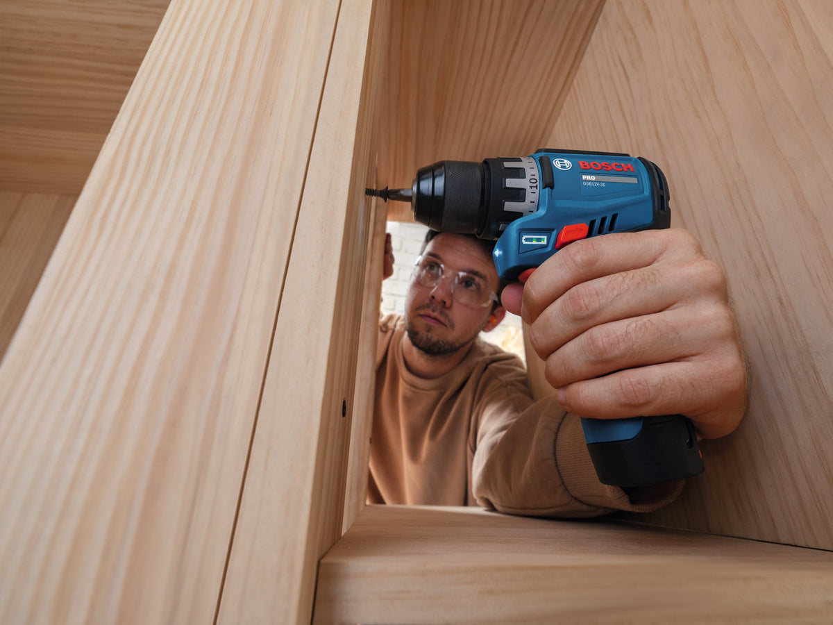 Bosch PRO GSR12V-31 Akku-Bohrschrauber (inkl. 2 x 2,0 Ah Akku, Ladegerät, L-BOXX 102)