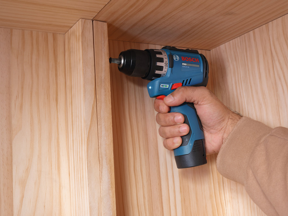 Bosch PRO GSR12V-31 Akku-Bohrschrauber (inkl. 2 x 2,0 Ah Akku, Ladegerät, L-BOXX 102)