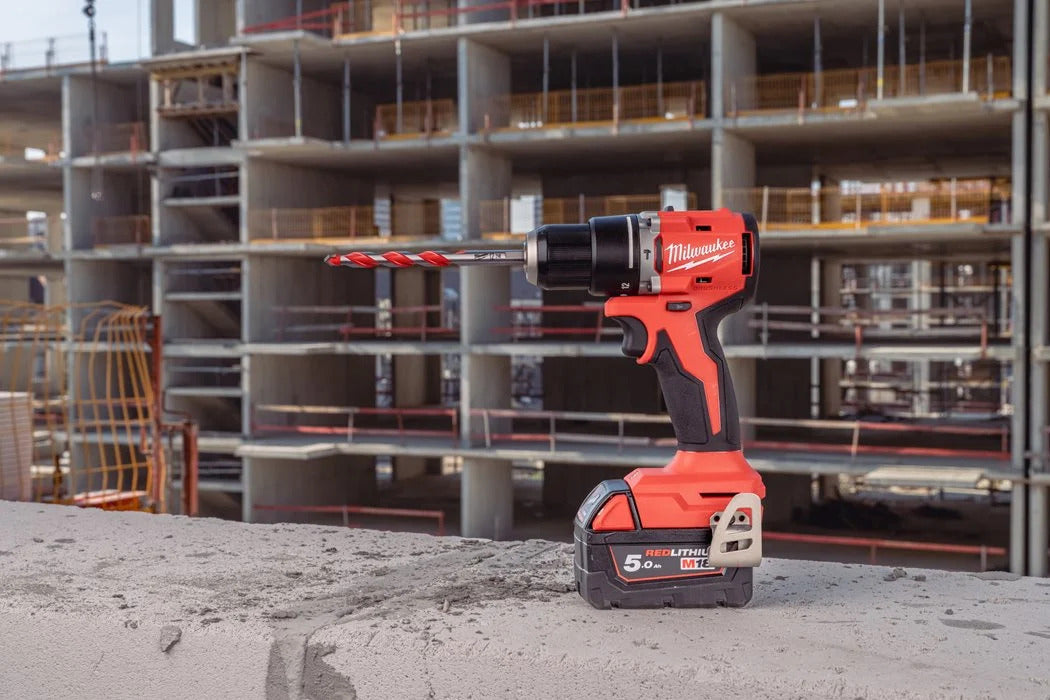Milwaukee M18 BLPDRC-422C Akku-Schlagbohrschrauber (Drehmoment: 60,5 Nm, 13 mm Bohrfutter, mit 2,0 Ah & 4,0 Ah Akku, im Koffer)