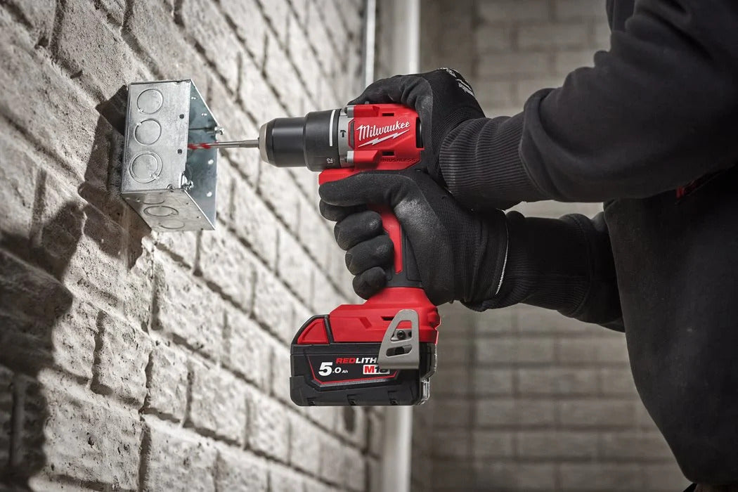 Milwaukee M18 BLPDRC-422C Akku-Schlagbohrschrauber (Drehmoment: 60,5 Nm, 13 mm Bohrfutter, mit 2,0 Ah & 4,0 Ah Akku, im Koffer)
