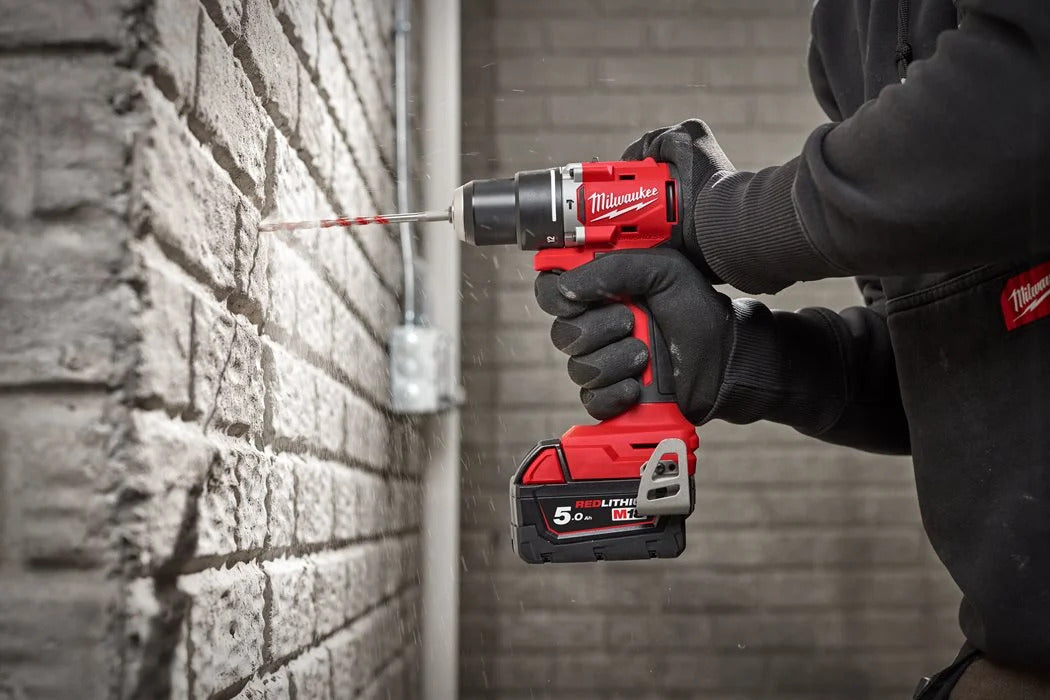 Milwaukee M18 BLPDRC-422C Akku-Schlagbohrschrauber (Drehmoment: 60,5 Nm, 13 mm Bohrfutter, mit 2,0 Ah & 4,0 Ah Akku, im Koffer)
