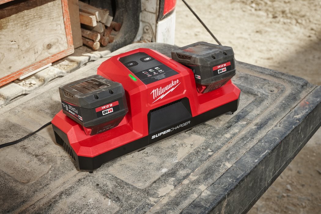 Milwaukee M18 DBSC Zweifach-Simultan-Schnellladegerät 18 A Ladestrom im Karton