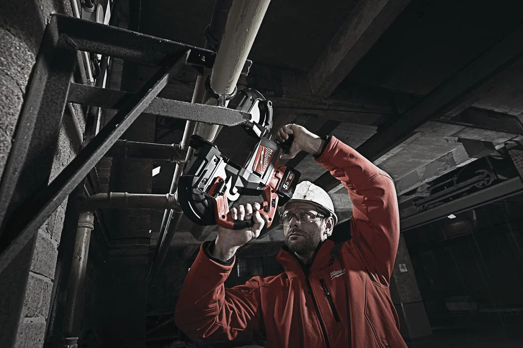 Milwaukee M18 CBS125-502C FUEL Akku-Bandsäge mit 2x M18B5 Akkus und Lader im Transportkoffer