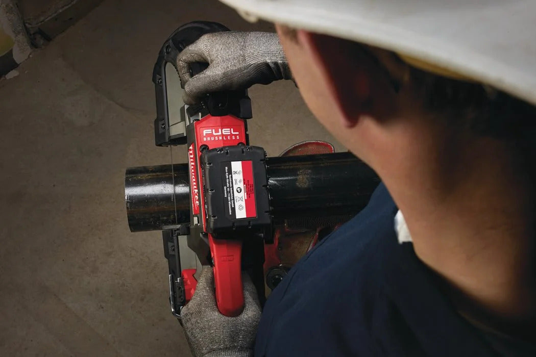 Milwaukee M18 CBS125-502C FUEL Akku-Bandsäge mit 2x M18B5 Akkus und Lader im Transportkoffer